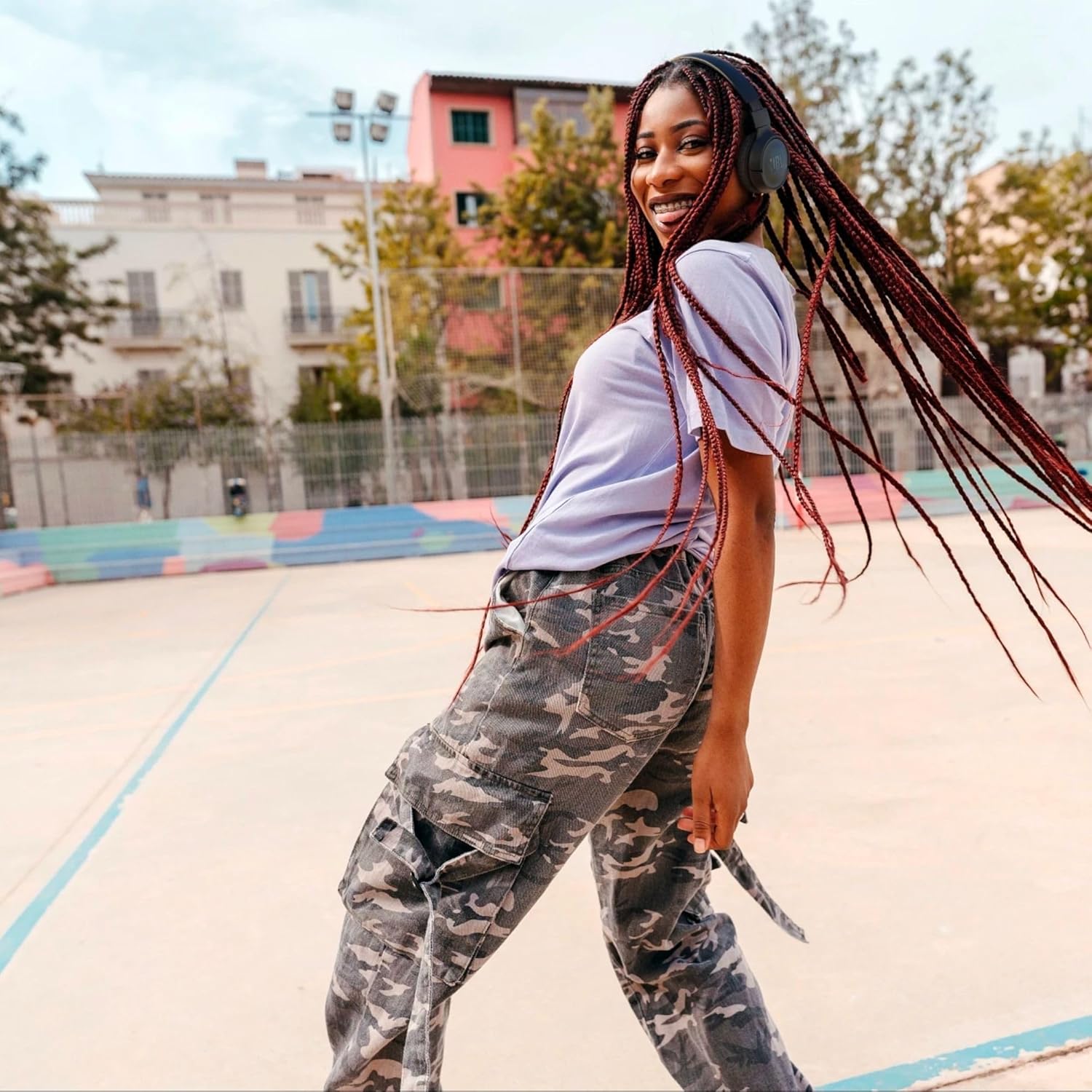 JBL Tune 520BT - Wireless On-Ear Headphones, Up to 57H Battery Life and Speed Charge, Lightweight, Comfortable and Foldable Design, Hands-Free Calls with Voice Aware (Black) - Image 2